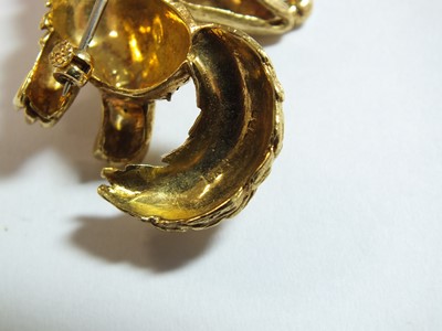 Lot 99 - An 18ct gold turquoise and sapphire novelty brooch in the form of a fox