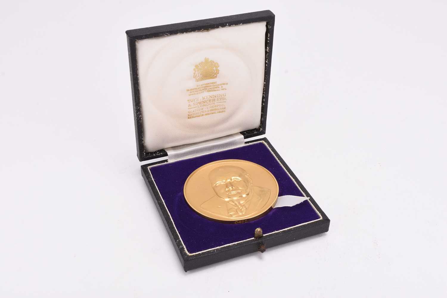 331 - Limited edition Winston Churchill 22ct gold commemorative medal