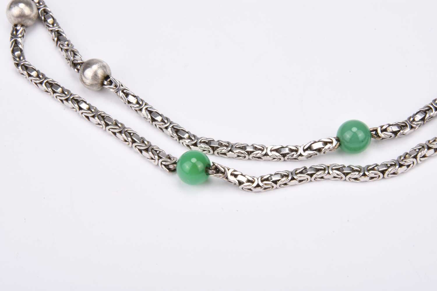 204 - A white metal byzantine chain necklace