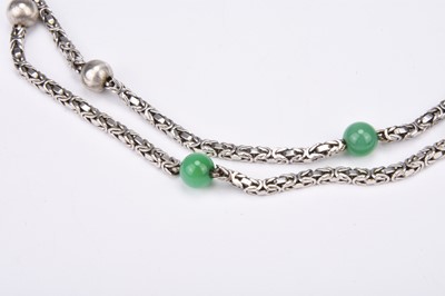 204 - A white metal byzantine chain necklace