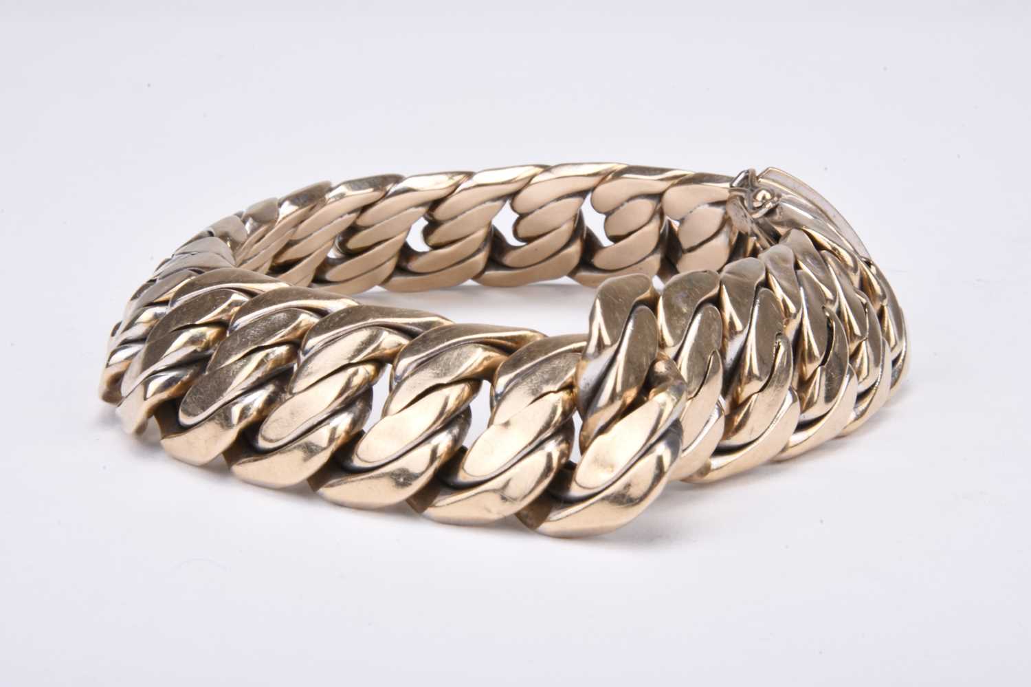 160 - A white metal entwined link bracelet