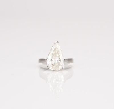 Lot 214 - A platinum single stone pear cut diamond ring