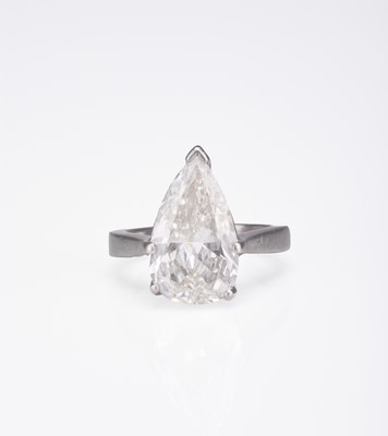 Lot 214 - A platinum single stone pear cut diamond ring