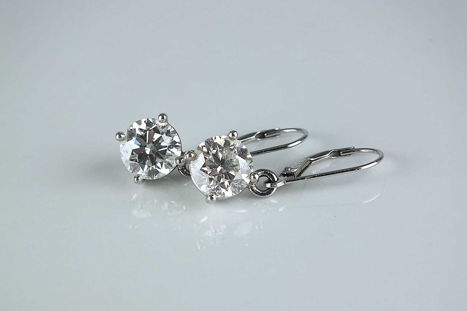 202 - A pair of brilliant cut diamond earrings