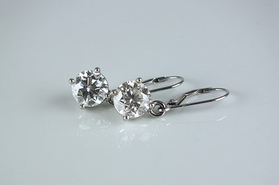 202 - A pair of brilliant cut diamond earrings