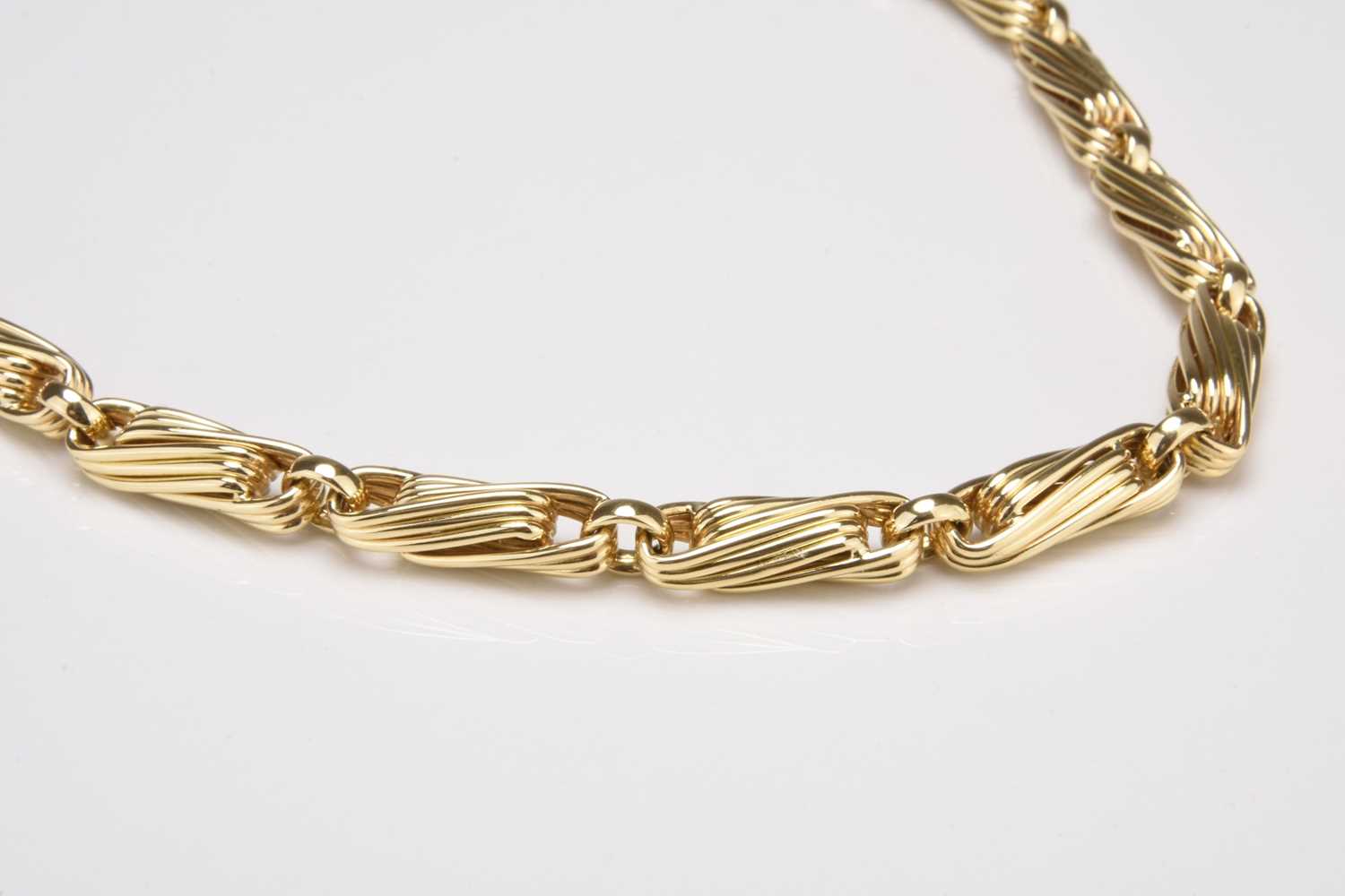 356 - A yellow gold entwined link chain necklace