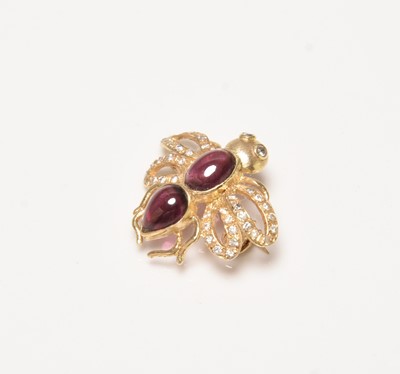 Lot 193 - A cabochon garnet and diamond bee brooch