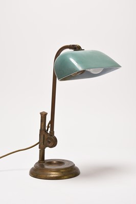 Lot 19 - An early 20th century adjustable brass desk lamp