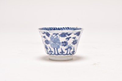 Lot 119 - A Chinese blue and white wine cup, Kangxi