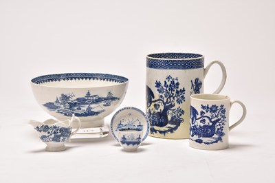Lot 71 - A small collection of Caughley and Worcester porcelain, 18th century