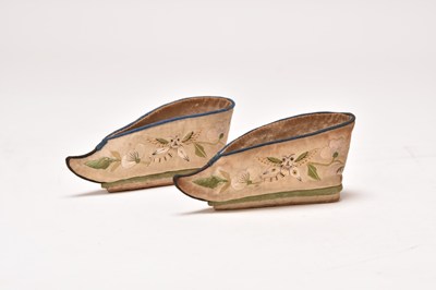 Lot 149 - A pair of Chinese silk embroidered shoes