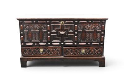 Lot 315 - A reproduction oak mule chest